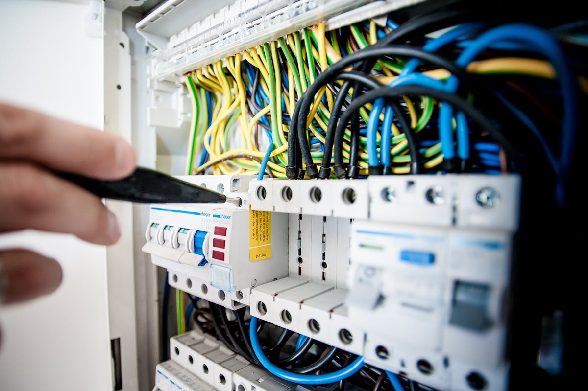 Électricien en intervention